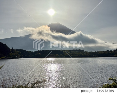 朝霧漂う湖畔と幻想的な富士山 朝霧漂う湖畔と幻想的な富士山 139918169