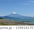 港町と駿河湾越しに望む富士山 139918170