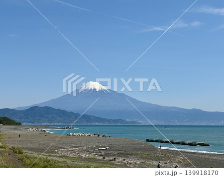 港町と駿河湾越しに望む富士山 139918170