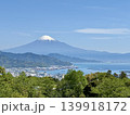 港町と駿河湾越しに望む富士山 139918172