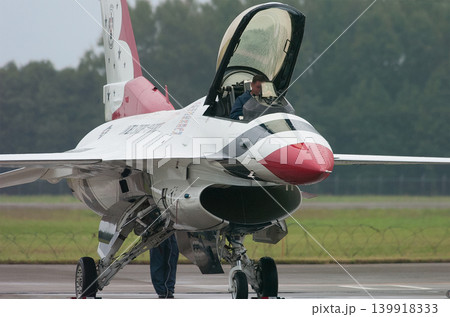 雨天のアメリカ空軍サンダーバーズ 139918333