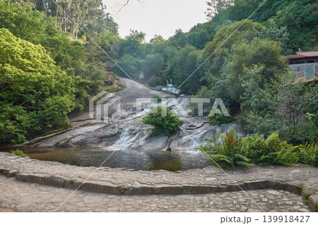 View of the spectacular waterfall flowing between rocks on the Barosa Mills Trail in Galicia 139918427