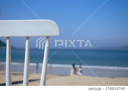白い椅子の向こうに見える海岸 白い椅子の向こうに見える海岸 139918748