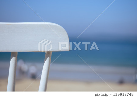 白い椅子の向こうに見える海岸 白い椅子の向こうに見える海岸 139918749