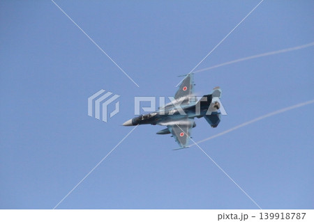 鳥取県の航空自衛隊美保基地で行われた航空祭で飛行展示するF2戦闘機 鳥取県の航空自衛隊美保基地で行われた航空祭で飛行展示するF2戦闘機 139918787