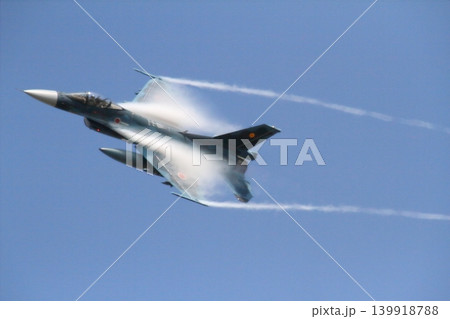 鳥取県の航空自衛隊美保基地で行われた航空祭で飛行展示するF2戦闘機 鳥取県の航空自衛隊美保基地で行われた航空祭で飛行展示するF2戦闘機 139918788
