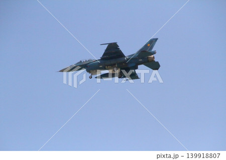 鳥取県の航空自衛隊美保基地で行われた航空祭で飛行展示するF2戦闘機 鳥取県の航空自衛隊美保基地で行われた航空祭で飛行展示するF2戦闘機 139918807
