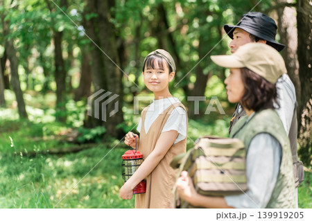 キャンプ道具を運ぶ,アウトドアの準備をする女の子と家族,ファミリー 139919205