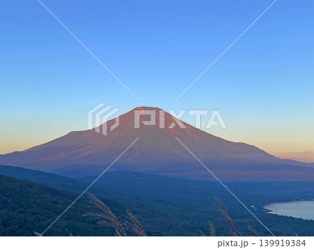 夏の富士山に朝陽が当たり富士山の地肌が赤茶色に染まる赤富士遠景 139919384