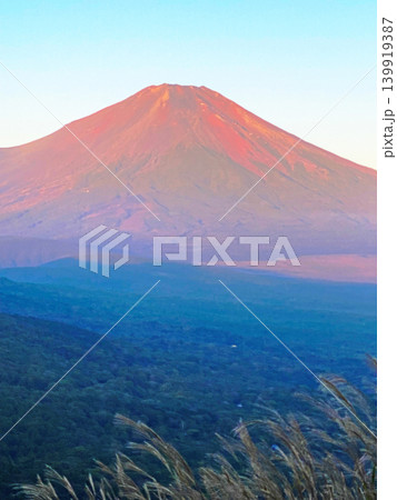 夏の富士山に朝陽が当たり富士山の地肌が赤茶色に染まる赤富士近景 夏の富士山に朝陽が当たり富士山の地肌が赤茶色に染まる赤富士近景 139919387