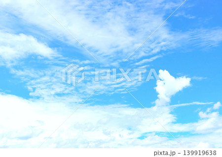 青空と白い雲・背景素材 139919638