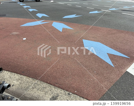 道路の自転車よう矢印 道路の自転車よう矢印 139919656