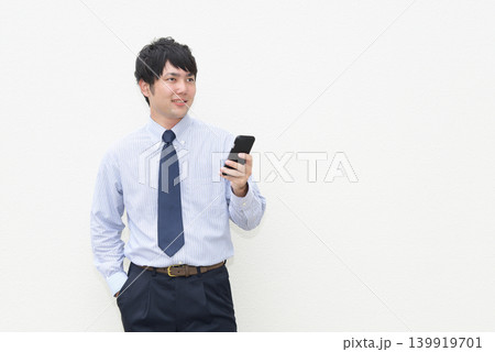 スマートフォンを持つビジネスマン スマートフォンを持つビジネスマン 139919701