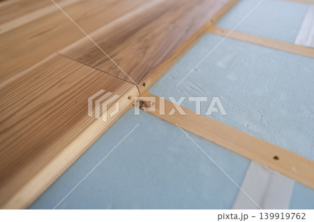 住宅リフォームで床下のポリスチレン断熱材の上に杉無垢材のフローリングを張るDIY作業 住宅リフォームで床下のポリスチレン断熱材の上に杉無垢材のフローリングを張るDIY作業 139919762