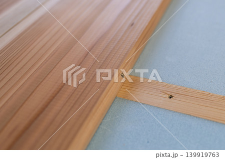 住宅リフォームで床下のポリスチレン断熱材の上に杉無垢材のフローリングを張るDIY作業 139919763