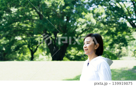 公園でランニングする女性 公園でランニングする女性 139919875