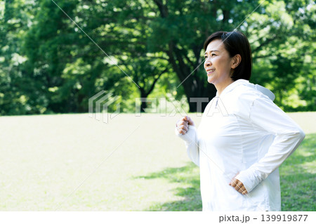 公園でランニングする女性 139919877