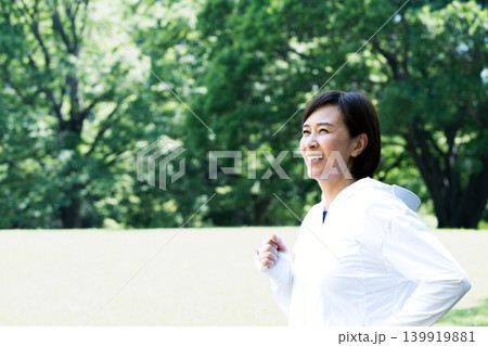 公園でランニングする女性 139919881