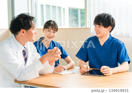ミーティング,カンファレンス,勉強会をする医師,看護師,医療スタッフの男女 139919931