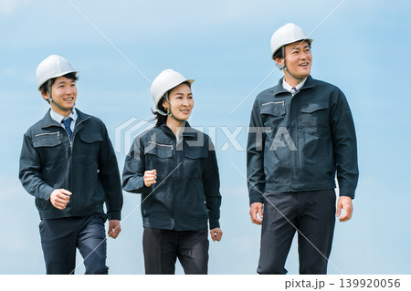 作業現場を歩く作業着姿の男女の作業員（建築業,運送業,土木業,ゼネコン） 139920056