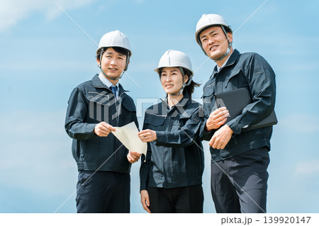 建設現場にいる建設業,建築業の作業員の男女 建設現場にいる建設業,建築業の作業員の男女 139920147