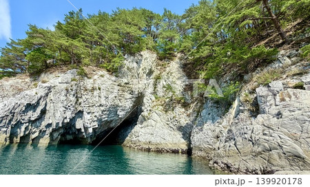 青空、松の緑、流紋岩の白い岩肌、エメラルドブルーの水面に彩られた青の洞窟〈浄土ヶ浜/岩手県宮古市〉 139920178