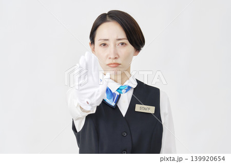 女性スタッフ 受付・バスガイド ストップのポーズ 白背景 女性スタッフ 受付・バスガイド ストップのポーズ 白背景 139920654