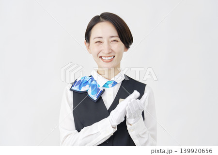 女性スタッフ 受付・バスガイド 拍手 白背景 女性スタッフ 受付・バスガイド 拍手 白背景 139920656