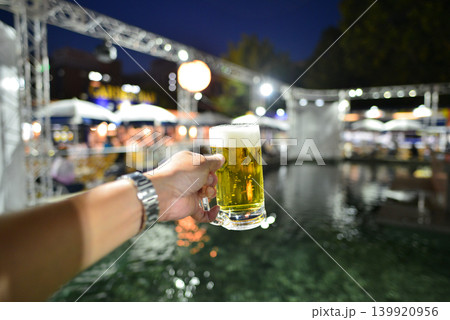 夜の街で飲むビール 139920956