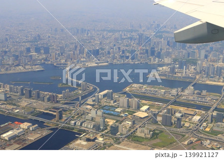 東京都心の街並み（レインボーブリッジ・皇居・航空機より撮影） 139921127