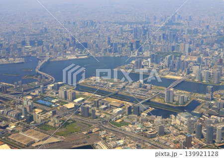 東京都心の街並み（レインボーブリッジ・皇居・航空機より撮影） 139921128