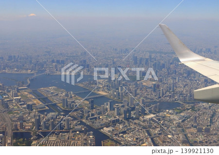 東京都心の街並み(レインボーブリッジ・富士山・航空機より撮影) 東京都心の街並み(レインボーブリッジ・富士山・航空機より撮影) 139921130