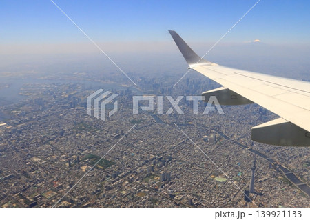 東京都心の街並み（スカイツリー・隅田川・富士山・航空機より撮影） 139921133