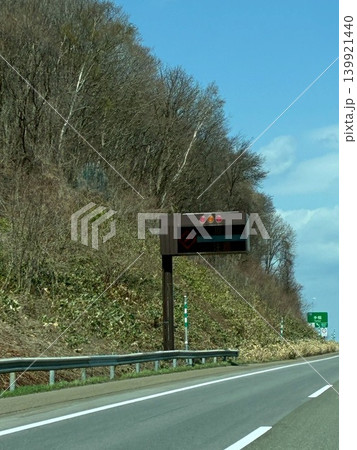高速道路脇の道路情報表示板と春の山林風景 139921440