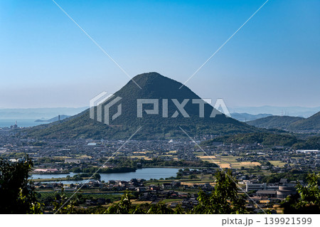 瀬戸内海国立公園に在るおむすび山《飯野山》 瀬戸内海国立公園に在るおむすび山《飯野山》 139921599