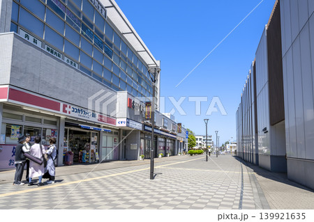 国領駅前の商店と薬局のある都市風景 国領駅前の商店と薬局のある都市風景 139921635