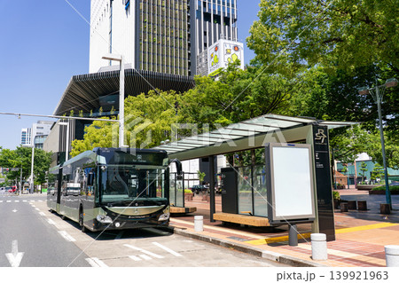 名古屋・栄駅に停止する次世代スマートバス「SRT-001」 名古屋・栄駅に停止する次世代スマートバス「SRT-001」 139921963