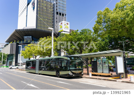 名古屋・栄駅に停止する次世代スマートバス「SRT-001」  139921965