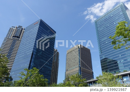 高層ビルを見上げるオフィス街の風景 高層ビルを見上げるオフィス街の風景 139921987