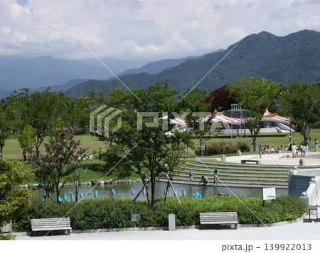 夏の公園から見た山 夏の公園から見た山 139922013