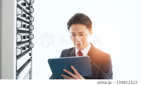 サーバーを点検する男性エンジニア サーバーを点検する男性エンジニア 139922322
