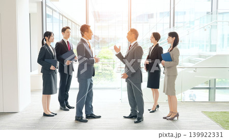オフィスで会話するビジネスパーソンのグループ 139922331