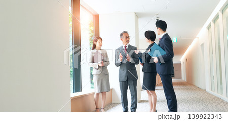 オフィスで会話するビジネスパーソンのグループ オフィスで会話するビジネスパーソンのグループ 139922343