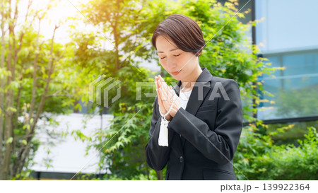 合掌する喪服の女性 139922364