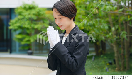 合掌する女性スタッフ 合掌する女性スタッフ 139922374