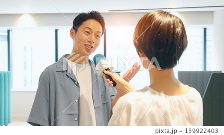 オフィスでインタビューを受ける男性 オフィスでインタビューを受ける男性 139922403