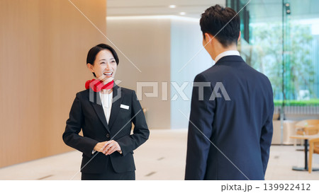 ロビーで接客する女性スタッフ 139922412