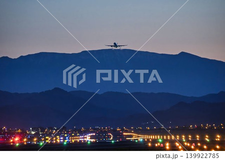 夕暮れの仙台空港 離陸した飛行機と蔵王連峰 宮城県名取市 夕暮れの仙台空港 離陸した飛行機と蔵王連峰 宮城県名取市 139922785