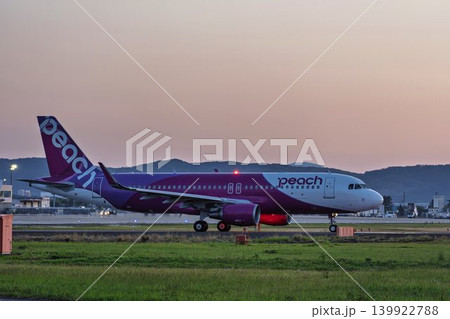 夕暮れの仙台空港　タキシング中の飛行機　宮城県名取市 139922788
