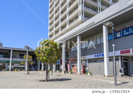 東京都調布市の都市風景　国領駅前広場 139922924